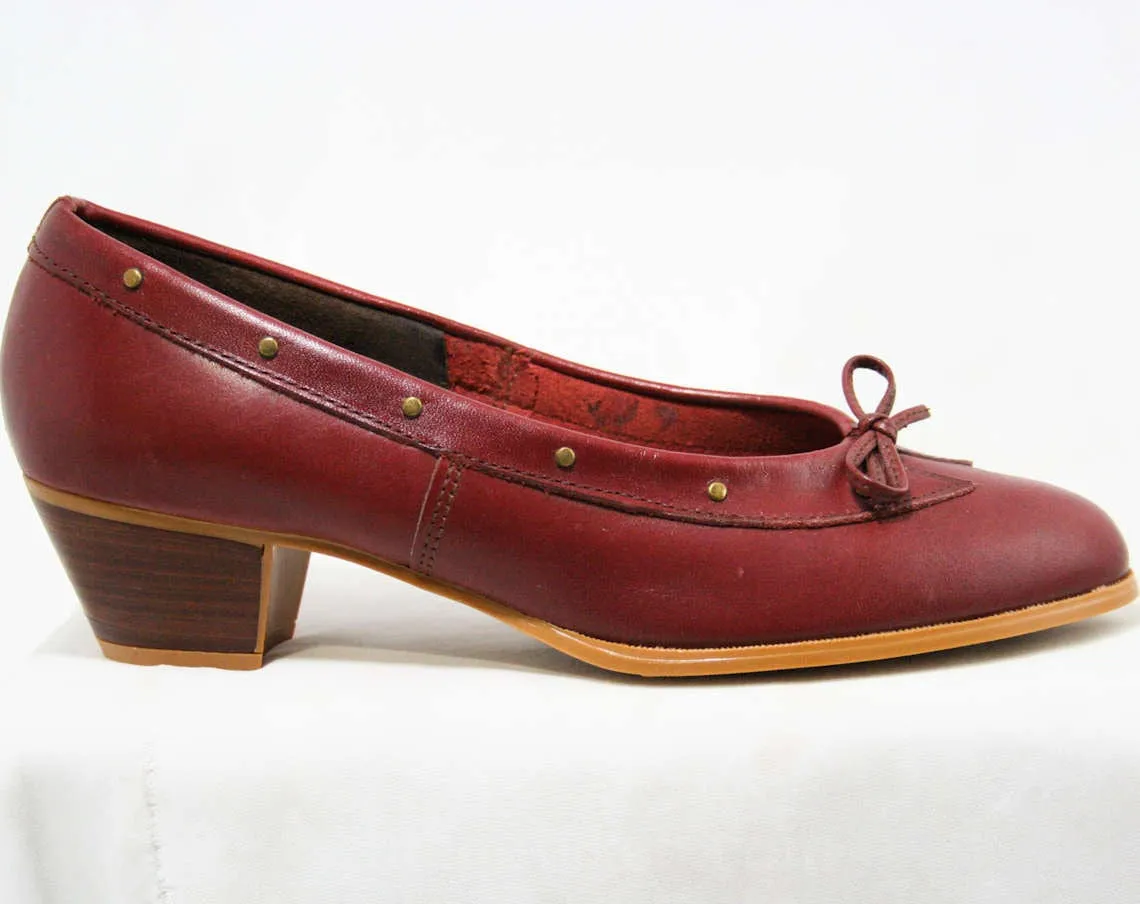 Size 7 W Leather Shoes - Beautiful Quality Pumps - Fine Oxblood Brown Leather - Brass Studs & Bow - Stacked Wood Heels - Preppy Deadstock